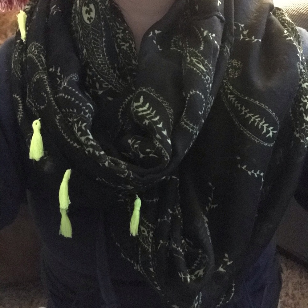 2 scarf bundle - Picture 3 of 4